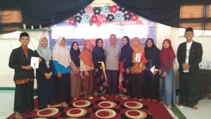 Foto bersama pengurus Pondok Pena dengan sastrawan Dharmadi setelah bedah buku puisi “Sang Pejalan” karya Dharmadi.